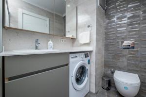 Family 3-Bedroom Duplex with Terrace and Elevator