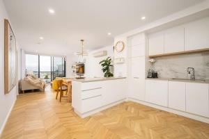 Spacious City Fringe Charm Pool Balcony Park