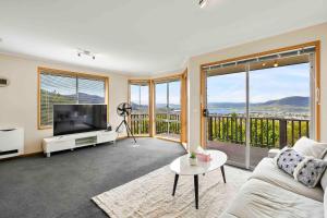 4BR Retreat with Stunning Derwent River Panorama