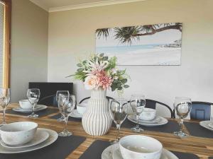 4BR Retreat with Stunning Derwent River Panorama