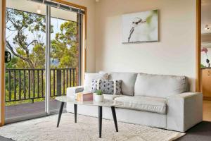 4BR Retreat with Stunning Derwent River Panorama