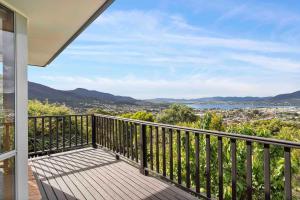 4BR Retreat with Stunning Derwent River Panorama