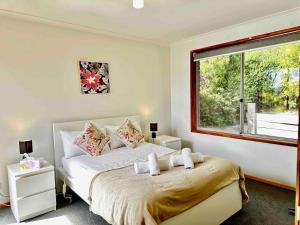 4BR Retreat with Stunning Derwent River Panorama