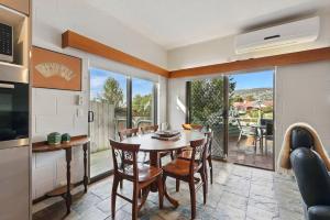 Spacious Sandy Bay Stay