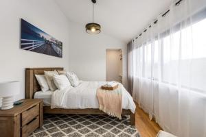 Modern Retreat with Spectacular Mountain Views