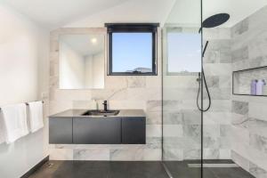 Modern Retreat with Spectacular Mountain Views