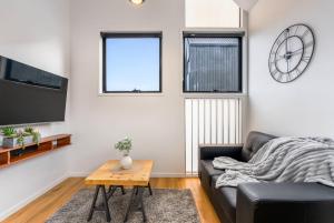 Modern Retreat with Spectacular Mountain Views