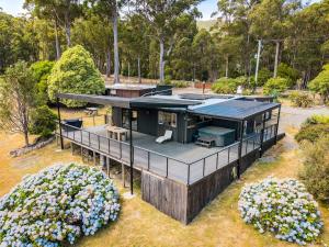 Secluded Huon Valley Lodge with Hot Tub and Cottage
