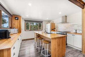 Secluded Huon Valley Lodge with Hot Tub and Cottage