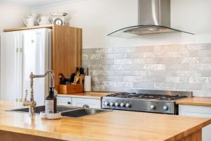 Secluded Huon Valley Lodge with Hot Tub and Cottage