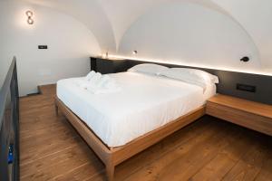 Bedda, Tiny Studio