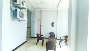 Hotel Raghavan in front of railway station platform no 8