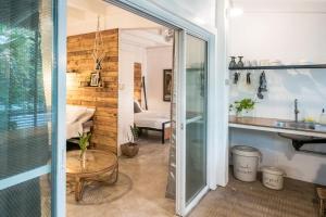 PITI Nest Self-Service Home in Rainforest Nest - Pet Friendly, Wi-fi, Monkeys, Bats!
