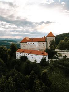 Rooms & Apartments Podsreda Castle