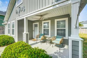 Charming Oak Island Beach House with Fire Pit and Yard - 4hvězdičkové hotely ve městě Oak Island