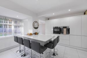 Family-Friendly 4-Bed near Parks & Transport Links