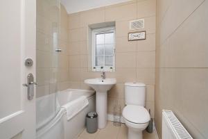 Family-Friendly 4-Bed near Parks & Transport Links