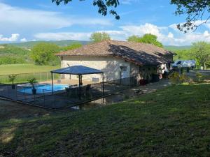 Maisons de vacances Maison charmante a Puygaillard-de-Quercy avec piscine privee : photos des chambres