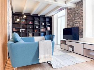 Rock, Love & Lake - Stylish Apartment Steps from the Lake