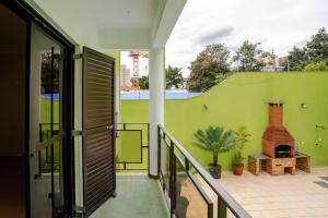 Suíte privativa 5 minutos metrô com Piscina e churrasqueira