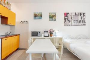 Beachfront Studio Free Parking-Pool 50m from Sea