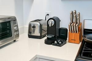 Modern Studio with Private Bathroom and Kitchen