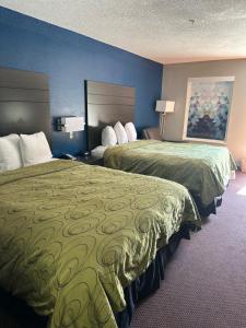 Queen Room with Two Queen Beds room in Clairmont Inn & Suites - Warren