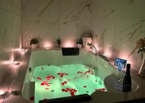 Appartements Le Moment Bien-Etre - jacuzzi privatif, terrasse et parking gratuit au centre de Saint-Omer : photos des chambres