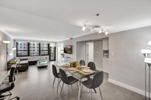 Beautiful Ocean View Condo with Resort Amenities, Pools, Sauna and Gym 711