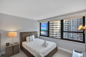 Beautiful Ocean View Condo with Resort Amenities, Pools, Sauna and Gym 711