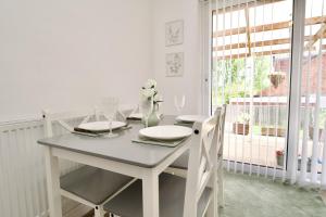 Natures Lodge Fully Furnished Home Coventry