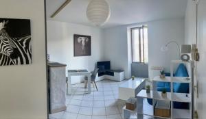 Appartements T1 Calme Ajoure et Traversant proche Centre ville : photos des chambres
