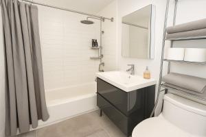 Modern Studio with Private Bathroom and Kitchen