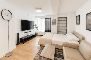 Modern Studio with Private Bathroom and Kitchen