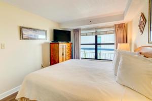 Condo w Pool Access + Ocean Views