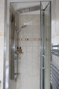 Twin Room with Shower room in The Waves: Yorkshire Coast B&B