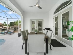 NEW LISTING! Sunshine Retreat!! - 4hvězdičkové hotely ve městě Naples