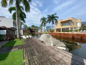 Casa com deck navegável e jacuzzi em Angra dos Reis RJ - Praia da Ribeira