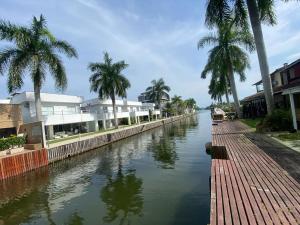 Casa com deck navegável e jacuzzi em Angra dos Reis RJ - Praia da Ribeira