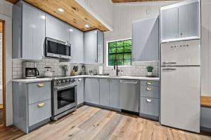 Smoky Mountains Hut Tub Cabin Dog Friendly