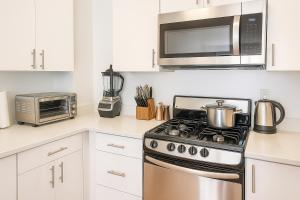 Modern Studio with Private Bathroom and Kitchen