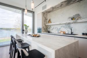 Zatoka Premium Elite4Rent apartamenty z panoramicznym widokiem na jezioro i przestronnymi tarasami