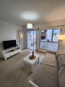 Amplio y luminoso departamento con balcón y parrilla en inmejorable ubicación