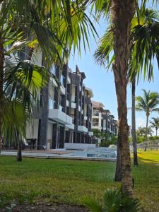 Mareazul Luxury Swim-Up apartment and private beach club