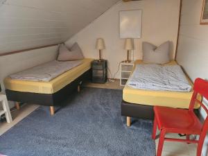 GästeZimmer im Altbau Dachgeschoss mit kleinem Bad WLAN, TV und Parkplatz