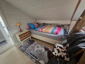 GästeZimmer im Altbau Dachgeschoss mit kleinem Bad WLAN, TV und Parkplatz