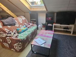 GästeZimmer im Altbau Dachgeschoss mit kleinem Bad WLAN, TV und Parkplatz