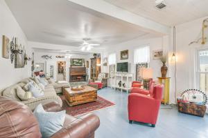 Galveston Bay Retreat Historic La Porte Home!