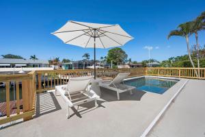 Bayside Hideaway! Private pool with water view and canal side dock! Available for Summer!