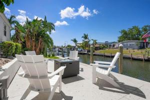 Bayside Hideaway! Private pool with water view and canal side dock! Available for Summer!